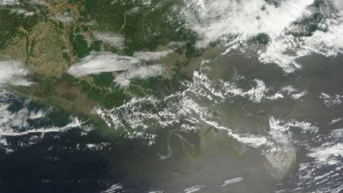 Storm-Threatens-New-Zealand-Oil-Spill-Site