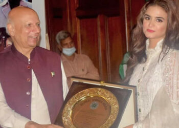 Actress Hira Mani receives award from Punjab Governor