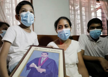 Lynched Sri Lankan national’s wife receives aid from Sialkot business community