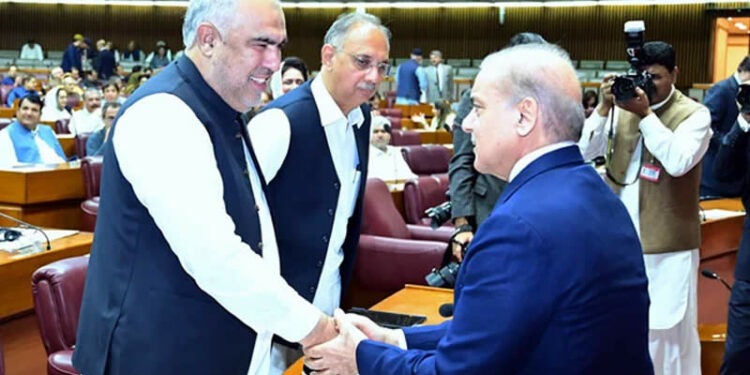 Shehbaz Sharif shake hand with PTI